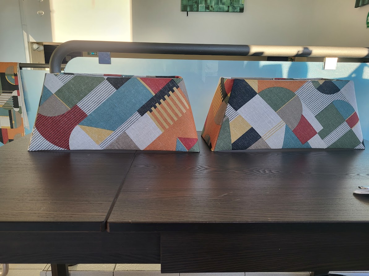 Accueil Deux abat-jour transformés avec un tissu graphique multicolore