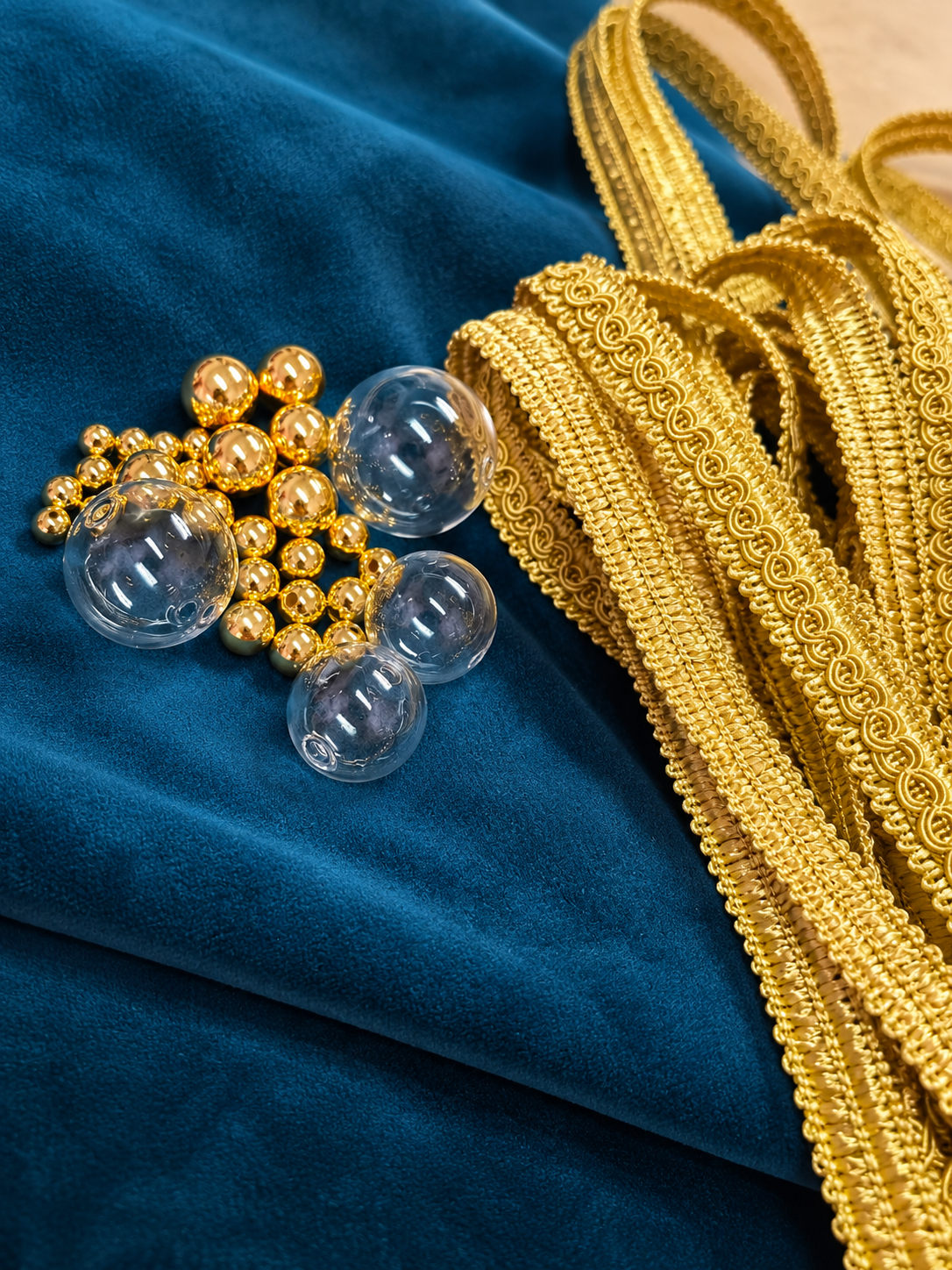 Velours bleu, galons dorés et perles pour la création d’un abat-jour