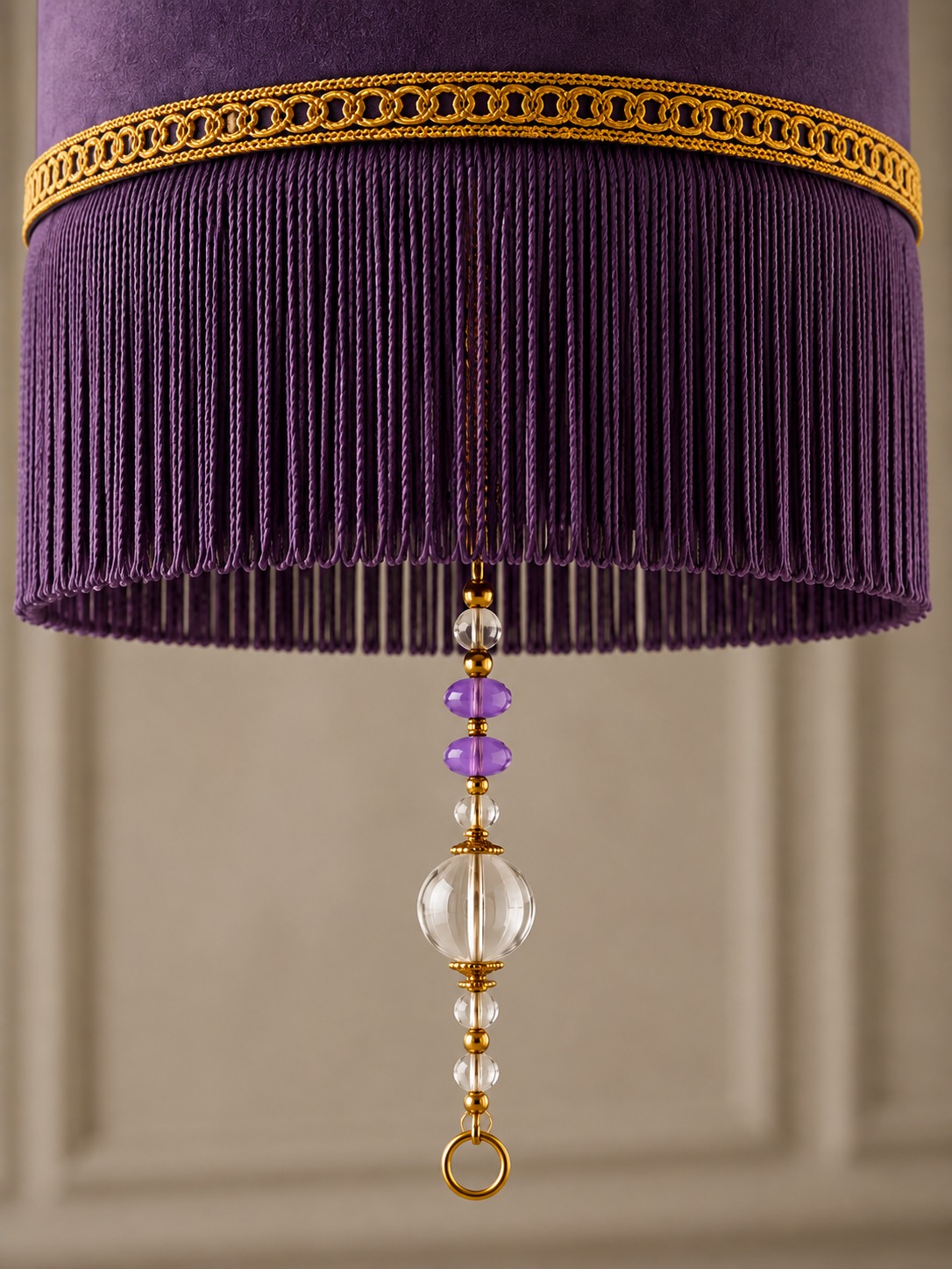 Abat-jour artisanaux pour les professionnels Détail d'un abat-jour en velours avec galon, longues franges et perles